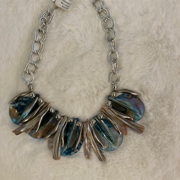 Brand New 18 Inch Mother of Pearl and Silver Tone Necklace - Picture 2 of 3
